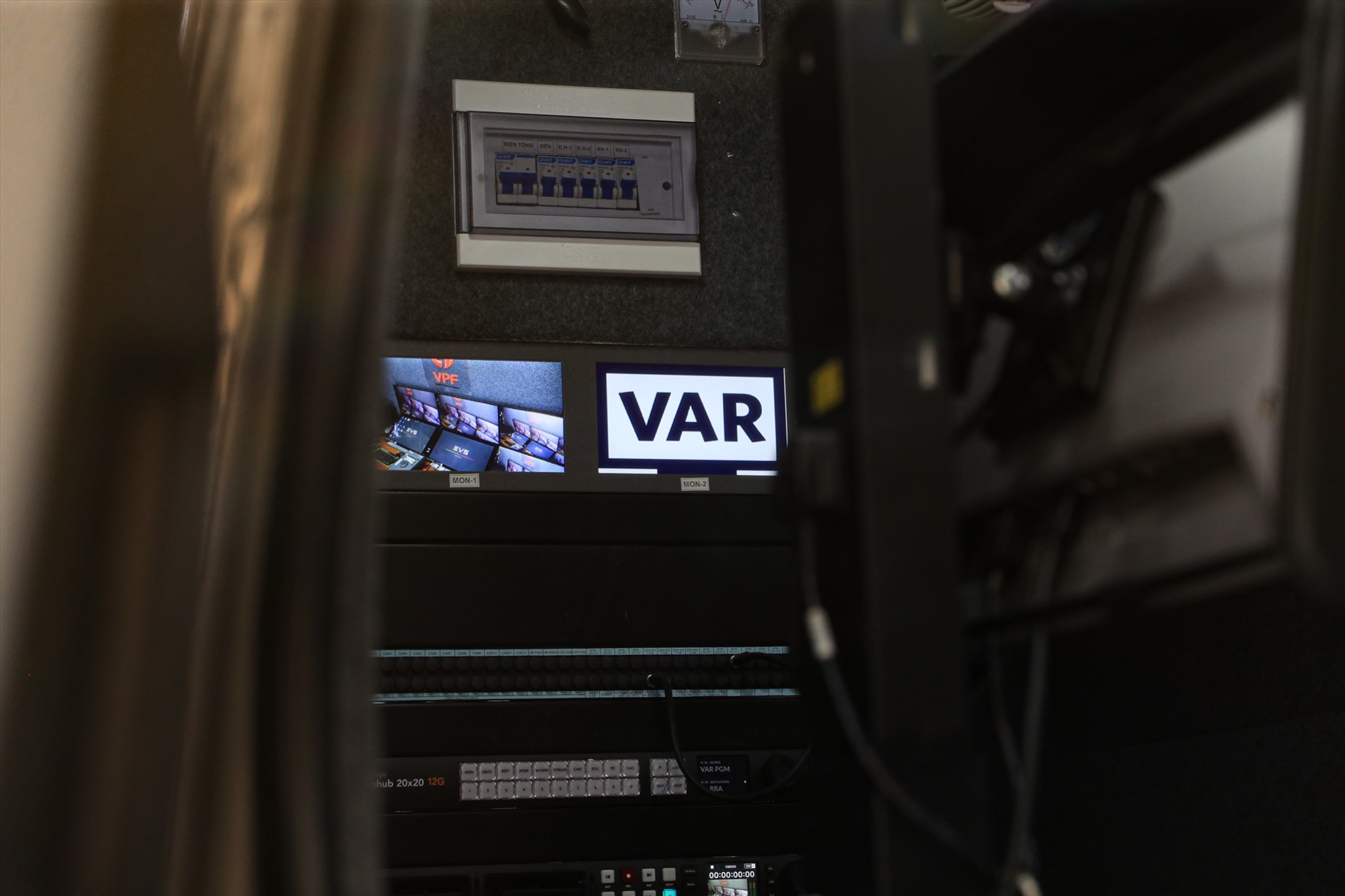 Các thiết bị hiện đại được trang bị đầy đủ phía trong xe VAR. 