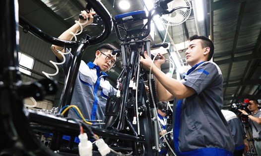 Công nhân trong dây chuyền sản xuất xe máy xanh của một doanh nghiệp tại tỉnh Bắc Ninh . Ảnh: Hải Nguyễn