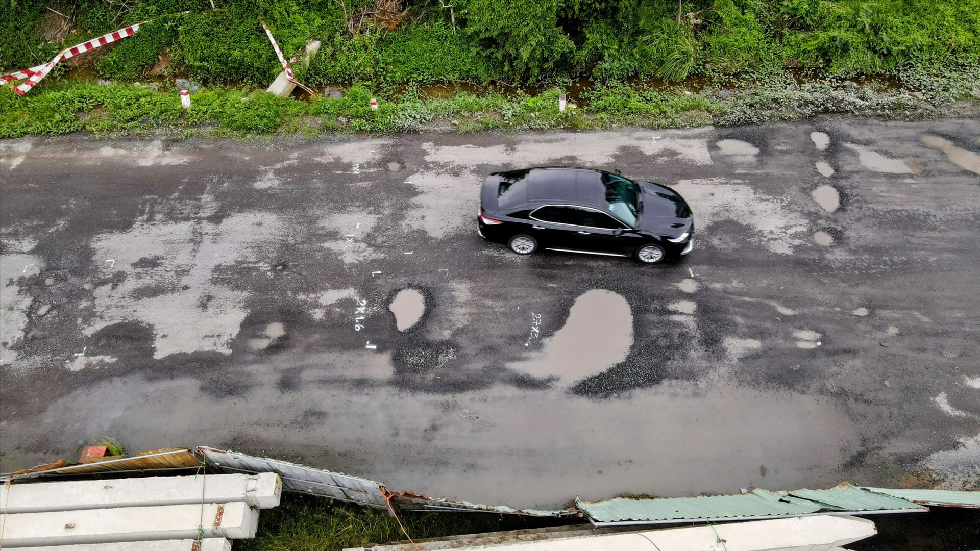  Những ổ voi ngày càng rộng và sâu, tiềm ẩn nguy cơ tai nạn giao thông cho phương tiện. Trong ảnh là đoạn qua khu vực thi công hầm chui Nguyễn Văn Linh tại nút giao Nguyễn Hữu Thọ.
