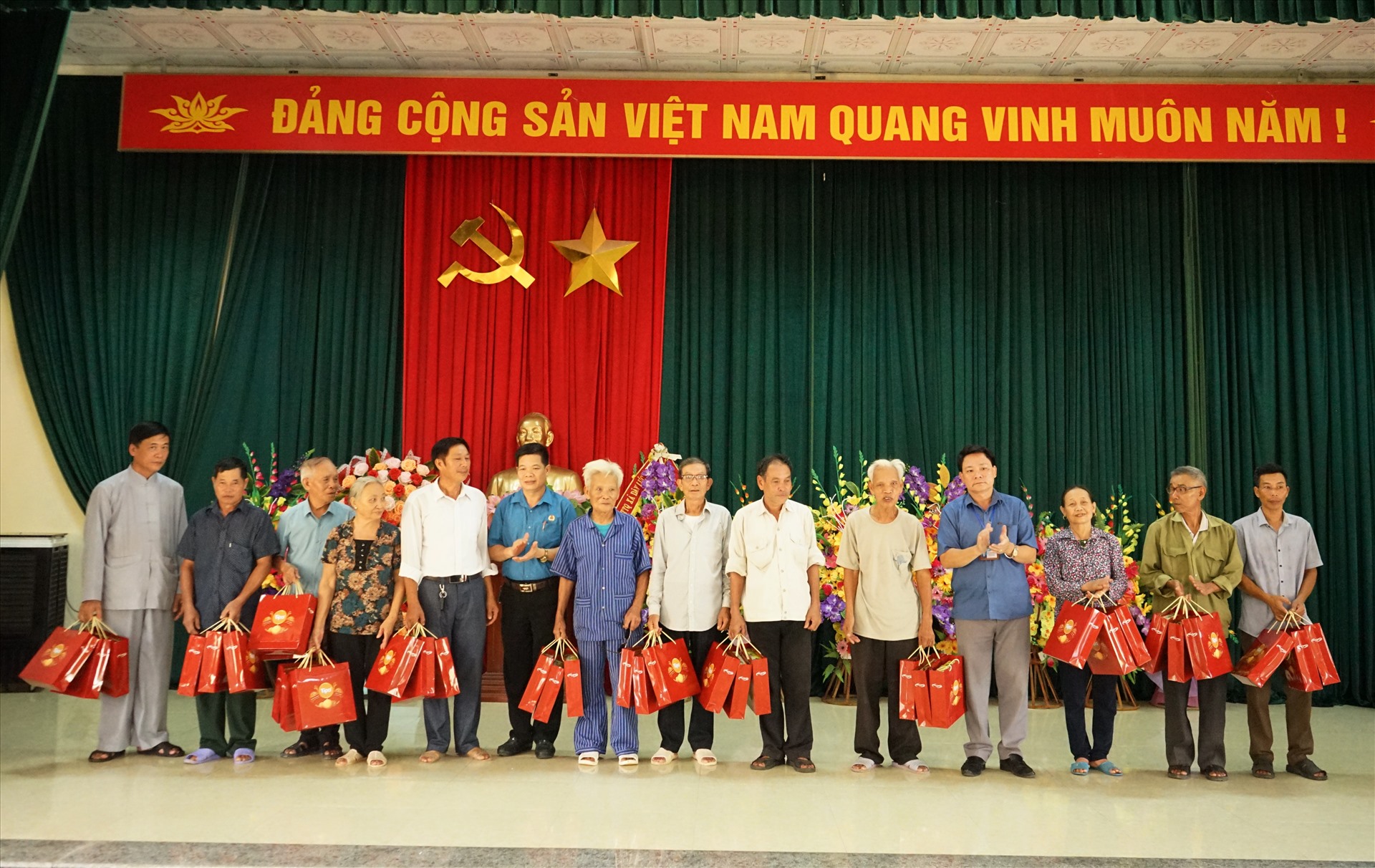 Đại diện lãnh đạo LĐLD huyện Triệu Sơn và xã Dân Lực trao quà cho các thương, bệnh binh và gia đình liệt sĩ. Ảnh: Quách Du