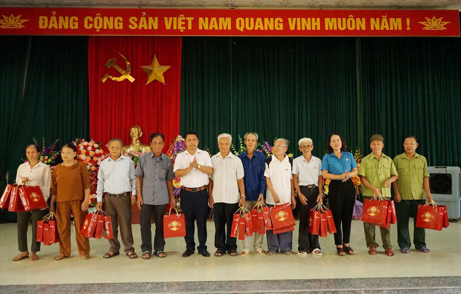 Đoàn công tác của LĐLĐ tỉnh Thanh Hóa trao quà cho các gia đình chính sách. Ảnh: Quách Du