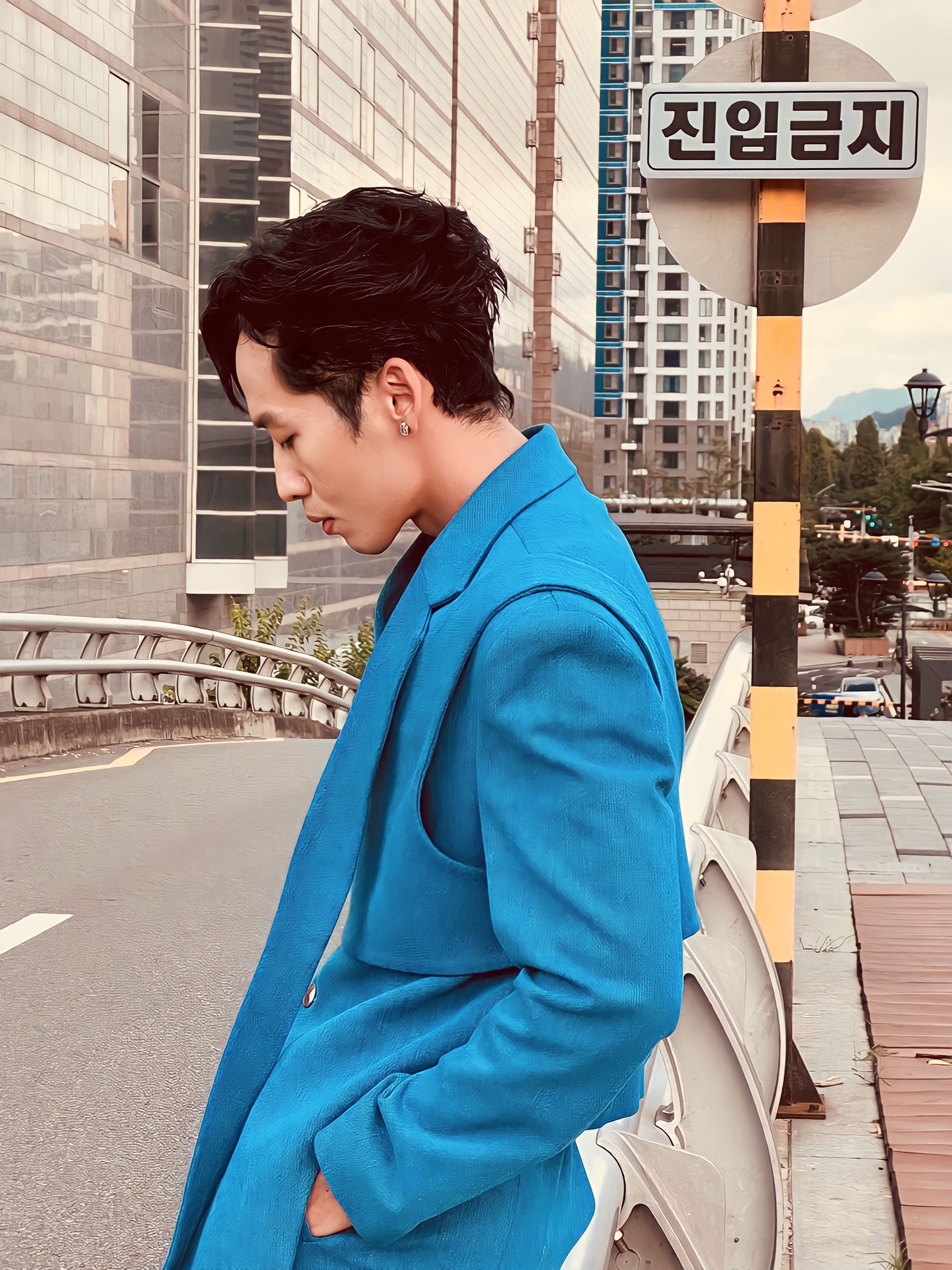 Nam diễn viên tự tin với bộ vest xanh da trời có thiết kế độc đáo, tôn lên vóc dáng săn chắc, chiều cao nổi bật và đồng thời khẳng định được gu thời trang thời thượng của mình.