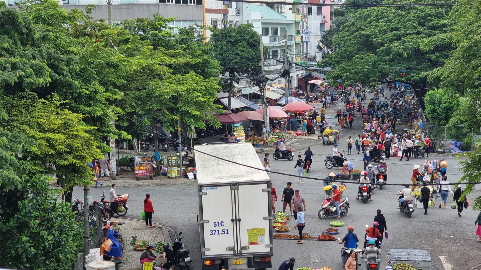 Điều tương tự cũng xảy ra tại đường 3A phường Tân Tạo, hàng hóa chiếm hết lòng đường thuộc về phương tiện giao thông khiến cho chiếc xe tải đi ngang đây phải vất vả né tránh - Ảnh: Ngọc Duy