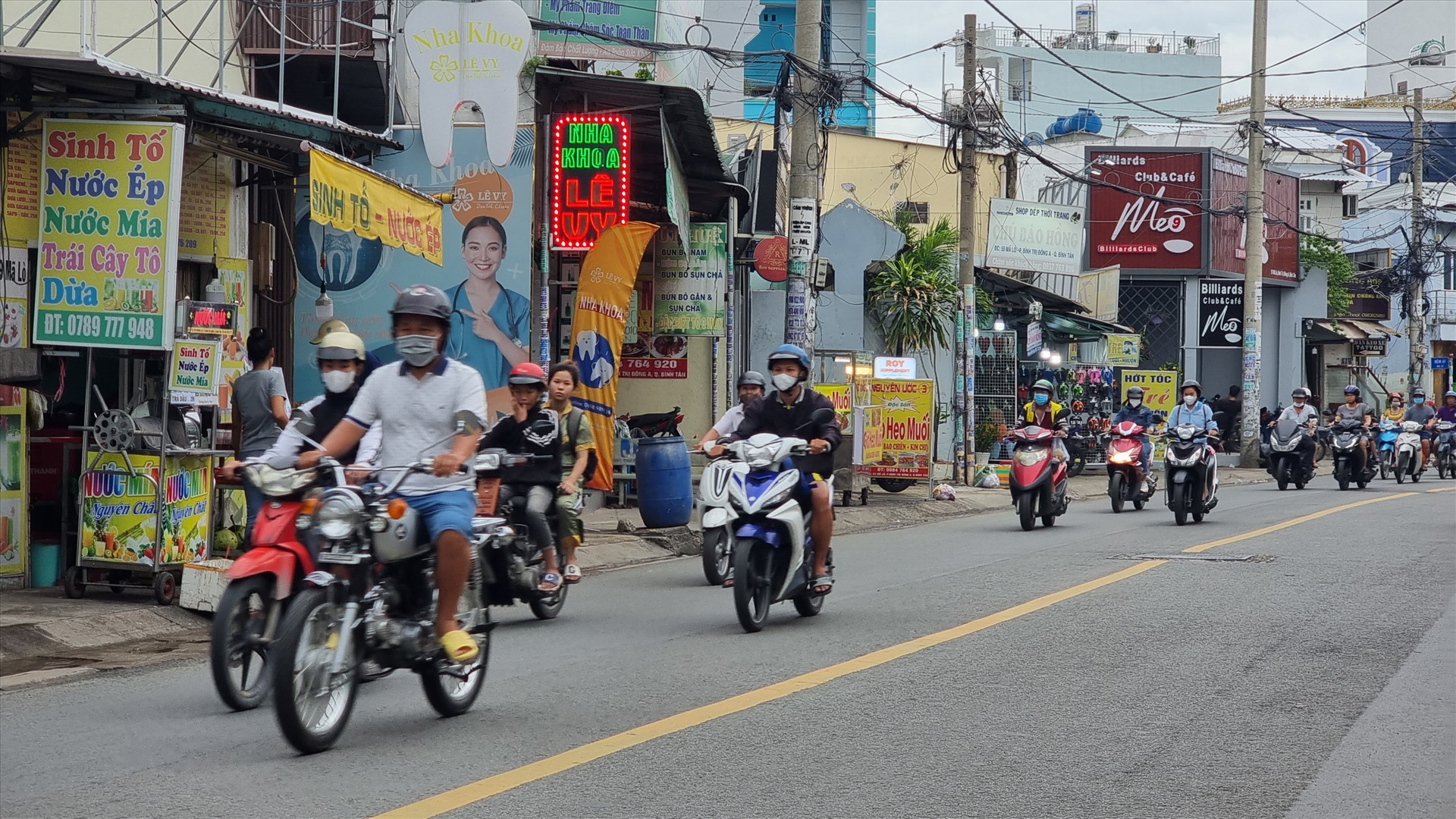 Lòng lề đường trên tuyến đường 40A, phường Tân Tạo này cũng bị lấn chiếm trọn để buôn bán.