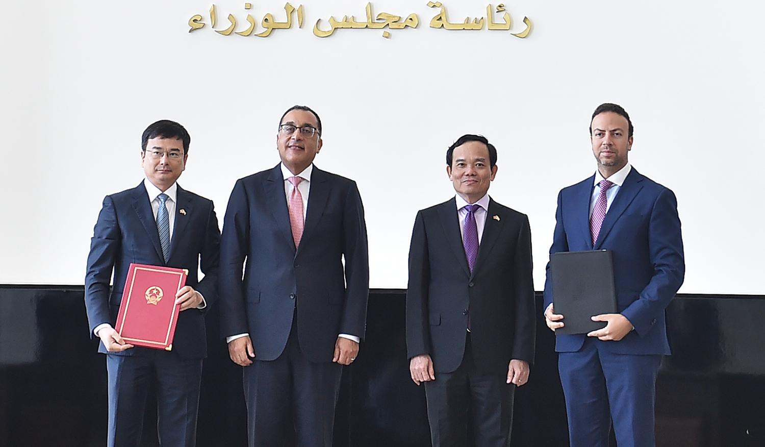 Phó Thủ tướng Chính phủ Trần Lưu Quang và Thủ tướng Ai Cập Mostafa Madbouly chứng kiến lễ ký kết Bản ghi nhớ về hợp tác giữa Ngân hàng Nhà nước Việt Nam và Ngân hàng Trung ương Ai Cập. Ảnh: BNG