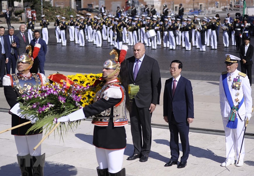Chủ tịch nước Võ Văn Thưởng đến đặt vòng hoa tại Đài Tổ quốc ở thủ đô Rome, Italy. Ảnh: TTXVN