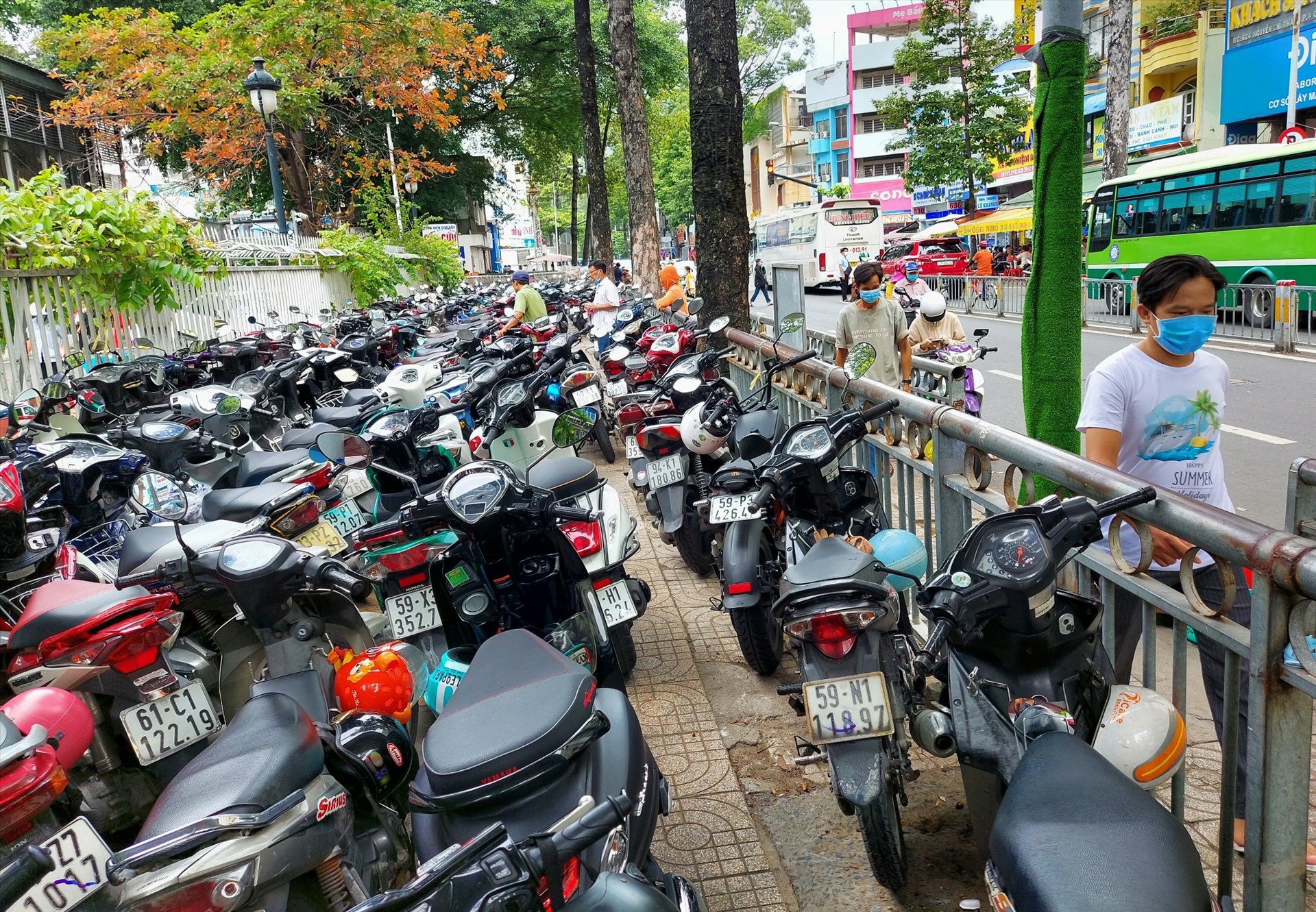 Vỉa hè đường Nguyễn Chí Thanh (Quận 5) bên hông bệnh viện Chợ Rẫy đang được cấp phép giữ xe máy. Ảnh: Minh Quân