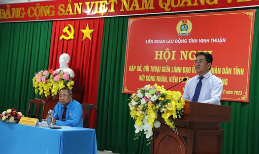 Ông Nguyễn Long Biên tiếp nhận và trả lời  các ý kiến, kiến nghị xác đáng của người lao động. Ảnh: Ninh Giang