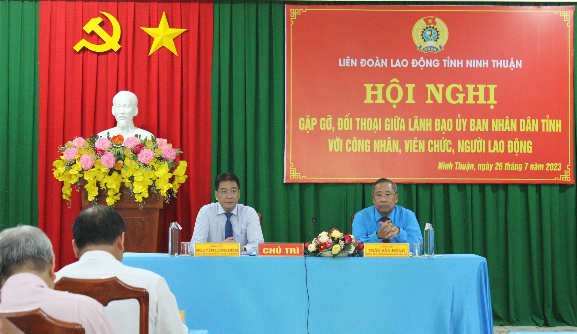 Đối thoại lãnh đạo tỉnh Ninh Thuận với người lao động. Ảnh: Ninh Giang