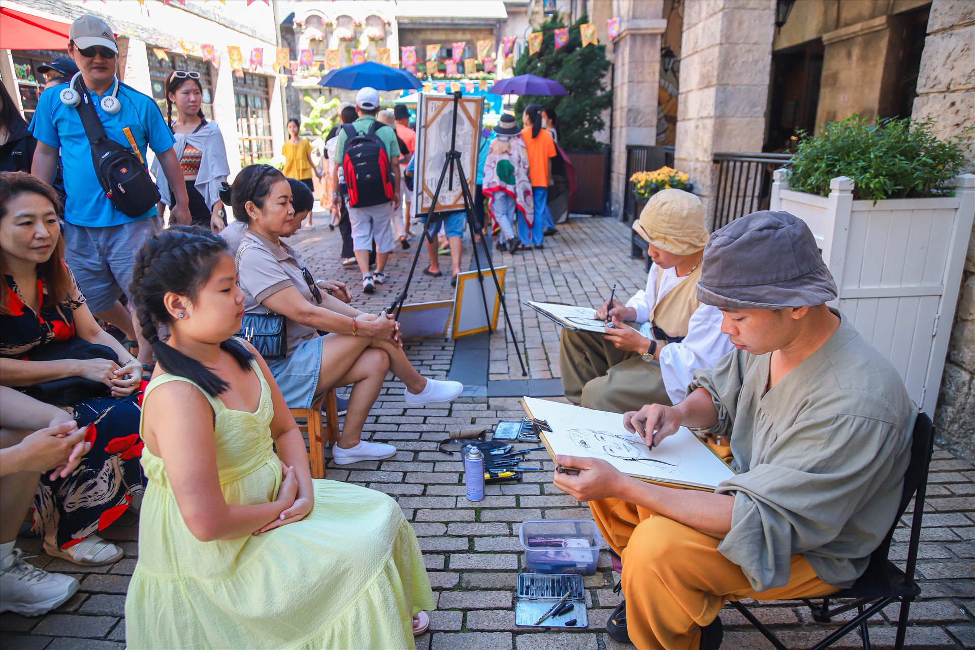 Du khách đến với Bà Na Hills vui chơi dịp hè này. Ảnh: Hà