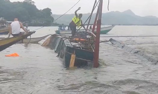 Bão Doksuri mang theo gió lớn gây ra vụ lật thuyền gần thủ đô Manila, Philippines ngày 27.7.2023. Ảnh: Cảnh sát biển Philippines