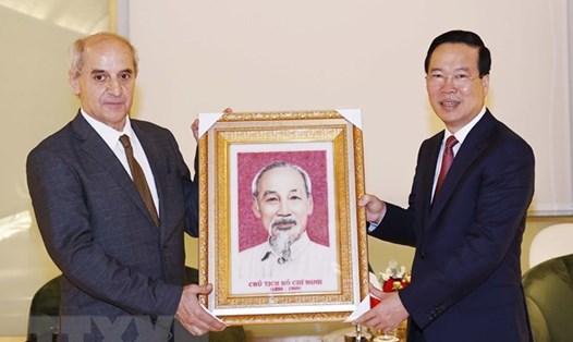 Chủ tịch nước Võ Văn Thưởng tặng bức tranh chân dung Chủ tịch Hồ Chí Minh cho Tổng Bí thư Đảng Cộng sản Italy Mauro Alboresi. Ảnh: TTXVN