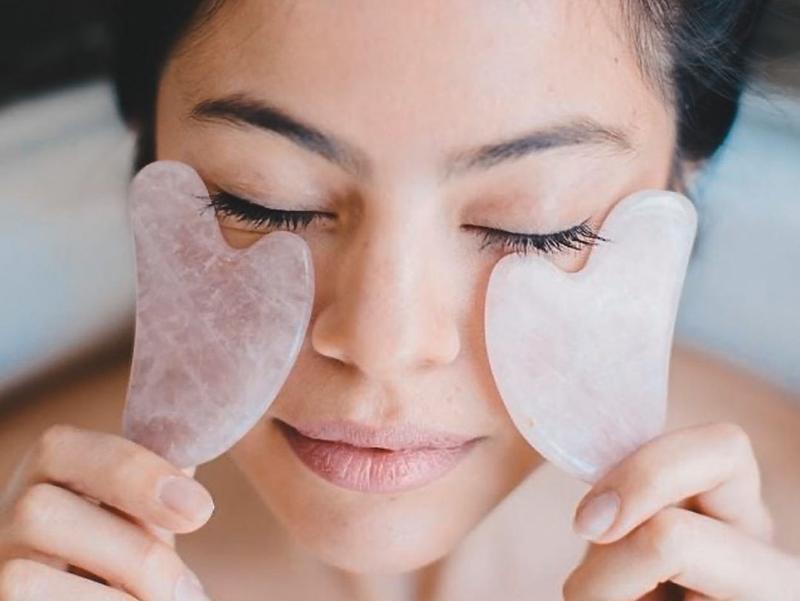 Massage mặt giúp lưu thông tuần hoàn máu. Ảnh: Fortune