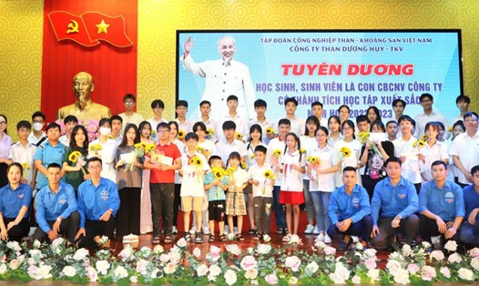 Công ty Than Dương Huy trao học bổng và khen thưởng cho con công nhân. Ảnh: CĐ Than Dương Huy 