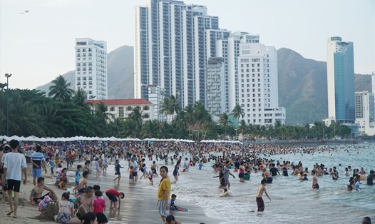 Khách du lịch đến Khánh Hòa tăng trưởng ấn tượng trong tháng 7.2023. Ảnh: Hữu Long