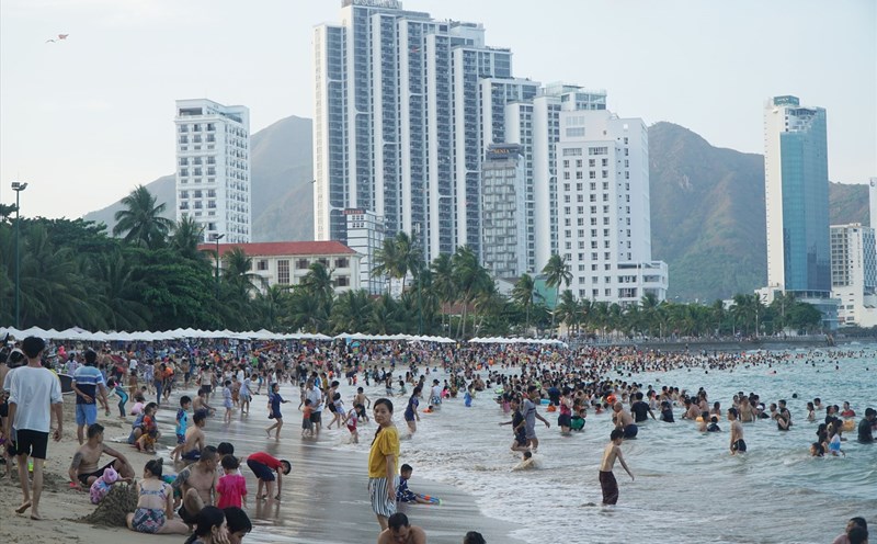 Khách du lịch đến Khánh Hòa tăng trưởng ấn tượng trong tháng 7.2023. Ảnh: Hữu Long