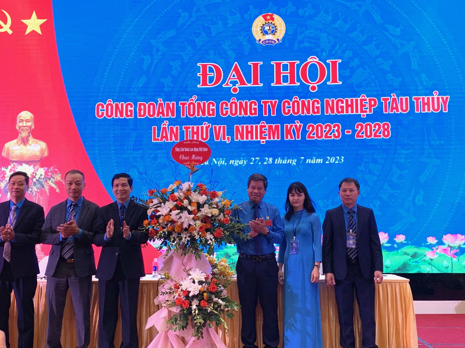 Ông Huỳnh Thanh Xuân, Phó Chủ tịch Tổng LĐLĐ Việt Nam tặng hoa chúc mừng Đại hội Công đoàn Tổng Công ty Công nghiệp Tàu thủy lần thứ VI, nhiệm kỳ 2023 - 2028.