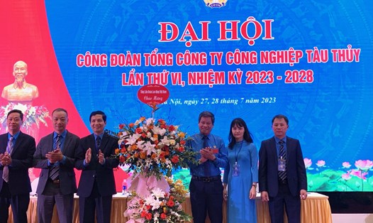 Ông Huỳnh Thanh Xuân, Phó Chủ tịch Tổng LĐLĐ Việt Nam tặng hoa chúc mừng Đại hội Công đoàn Tổng Công ty Công nghiệp Tàu thủy lần thứ VI, nhiệm kỳ 2023 - 2028.