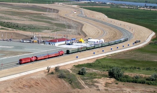 Đoạn đường sắt Yandyki-Olya qua tỉnh Astrakhan là một phần của hành lang giao thông INSTC nối Nga với Iran, Ấn Độ và Đông Nam Á. Ảnh: Sputnik