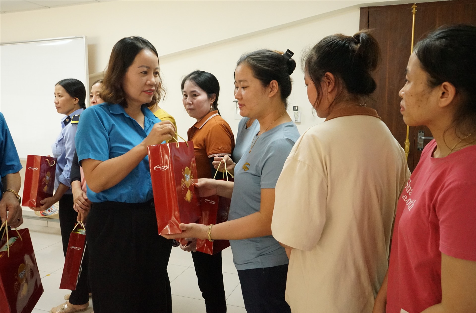 Đại diện lãnh đạo LĐLĐ tỉnh Thanh Hóa trao quà cho công nhân lao động khó khăn nhân kỷ niệm 