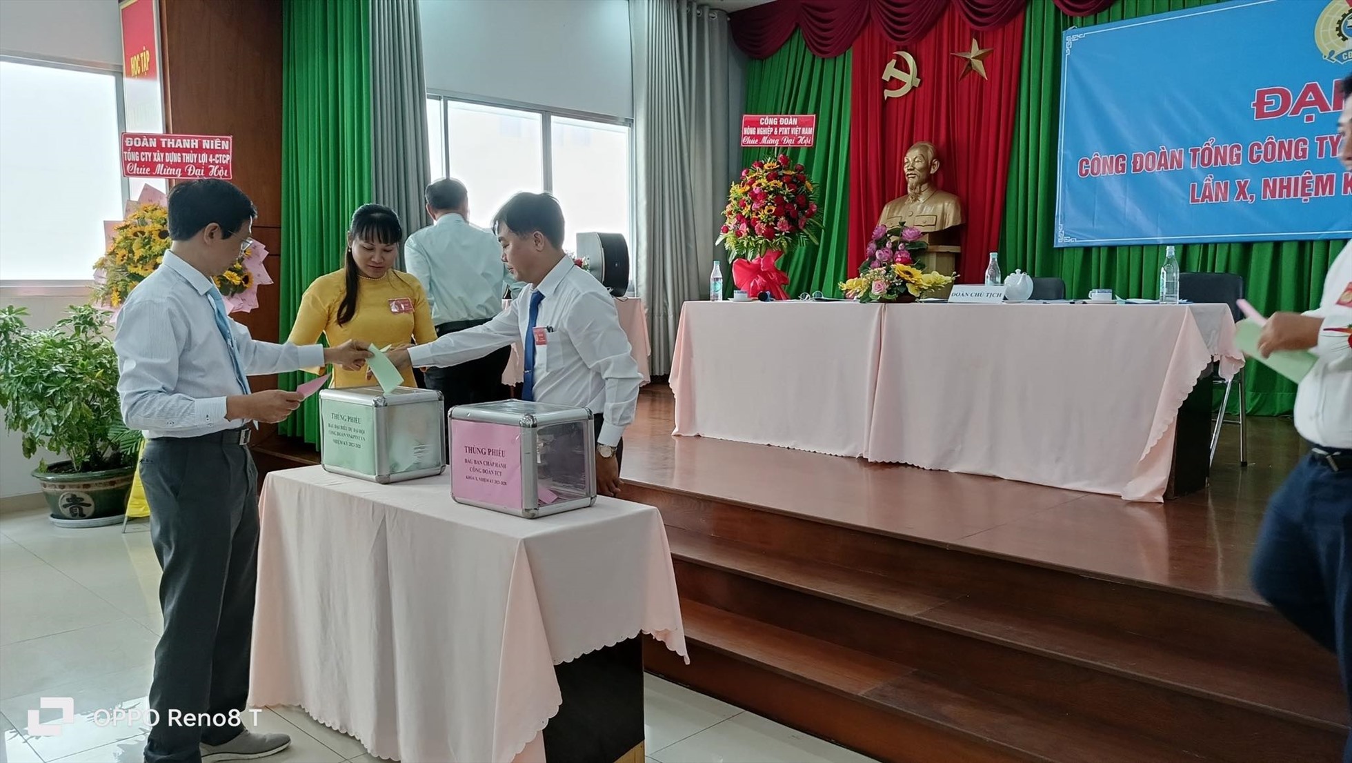 Thực hiện bầu cử tại Đại hội. Ảnh: CĐNN