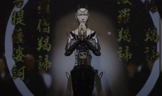 "Nhà sư" robot Mindar tại Đền Kodai-ji ở Nhật Bản. Ảnh: YouTube