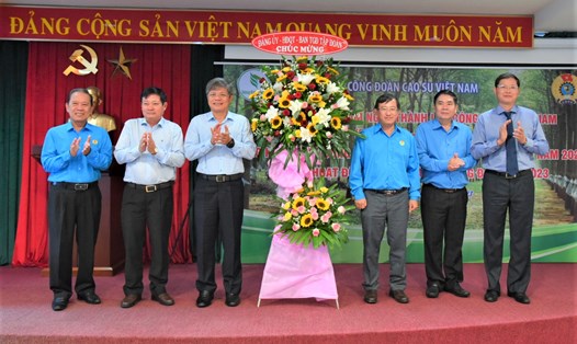 Lãnh đạo Tập đoàn Công nghiệp Caosu Việt Nam tặng hoa chúc mừng kỉ niệm 94 năm thành lập Công đoàn Việt Nam (28.7.1929 – 28.7.2023). Ảnh: Nam Dương
