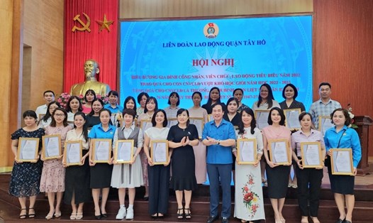 Trao khen thưởng cho 39 gia đình công nhân viên chức lao động tiêu biểu quận Tây Hồ năm 2023. Ảnh: Nguyễn Hoa