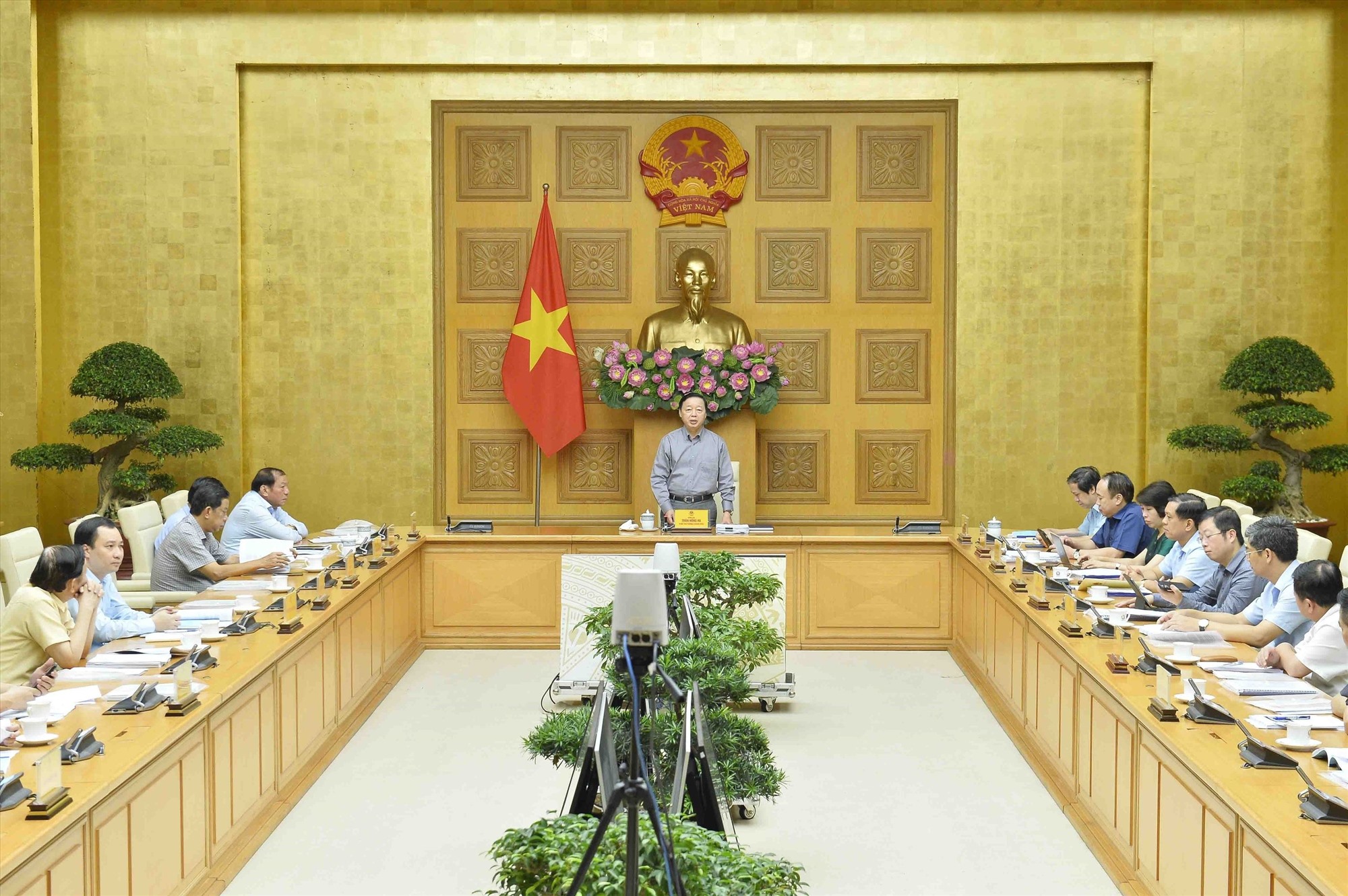 Phó Thủ tướng Trần Hồng Hà chủ trì cuộc họp. Ảnh: TTXVN 