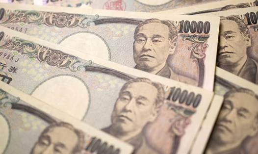 Tỷ giá đồng yên với USD đã tăng lên khoảng 138,83 đơn vị, trong khi lợi suất trái phiếu chính phủ Nhật Bản (JGB) kỳ hạn 10 năm tăng trên mức trần 0,5%. Ảnh: Xinhua