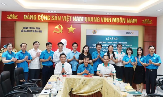 Lễ ký kết chương trình phối hợp giữa Công đoàn ngành Giáo dục Hà Tĩnh với Ngân hàng BIDV chi nhánh Hà Tĩnh. Ảnh: Trần Tuấn.