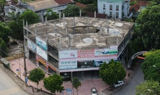 Dự án tòa nhà Nam Đàn Plaza xây dở dang rồi bỏ hoang 13 năm qua ngay giữa trung tâm thị trấn Nam Đàn, huyện Nam Đàn (Nghệ An). Ảnh: Quỳnh Trang
