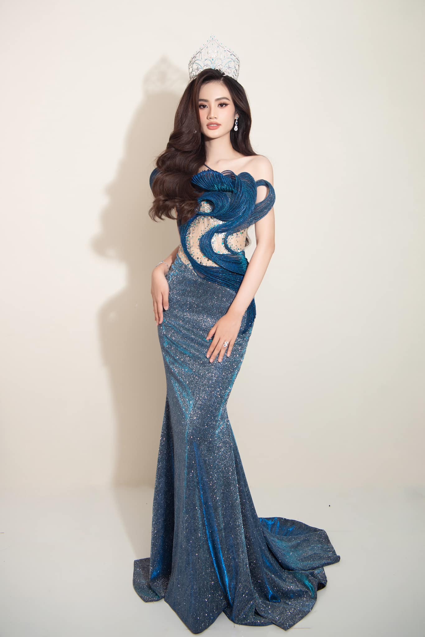 Hoa hậu Huỳnh Trần Ý Nhi ghi điểm mỗi lần xuất hiện 