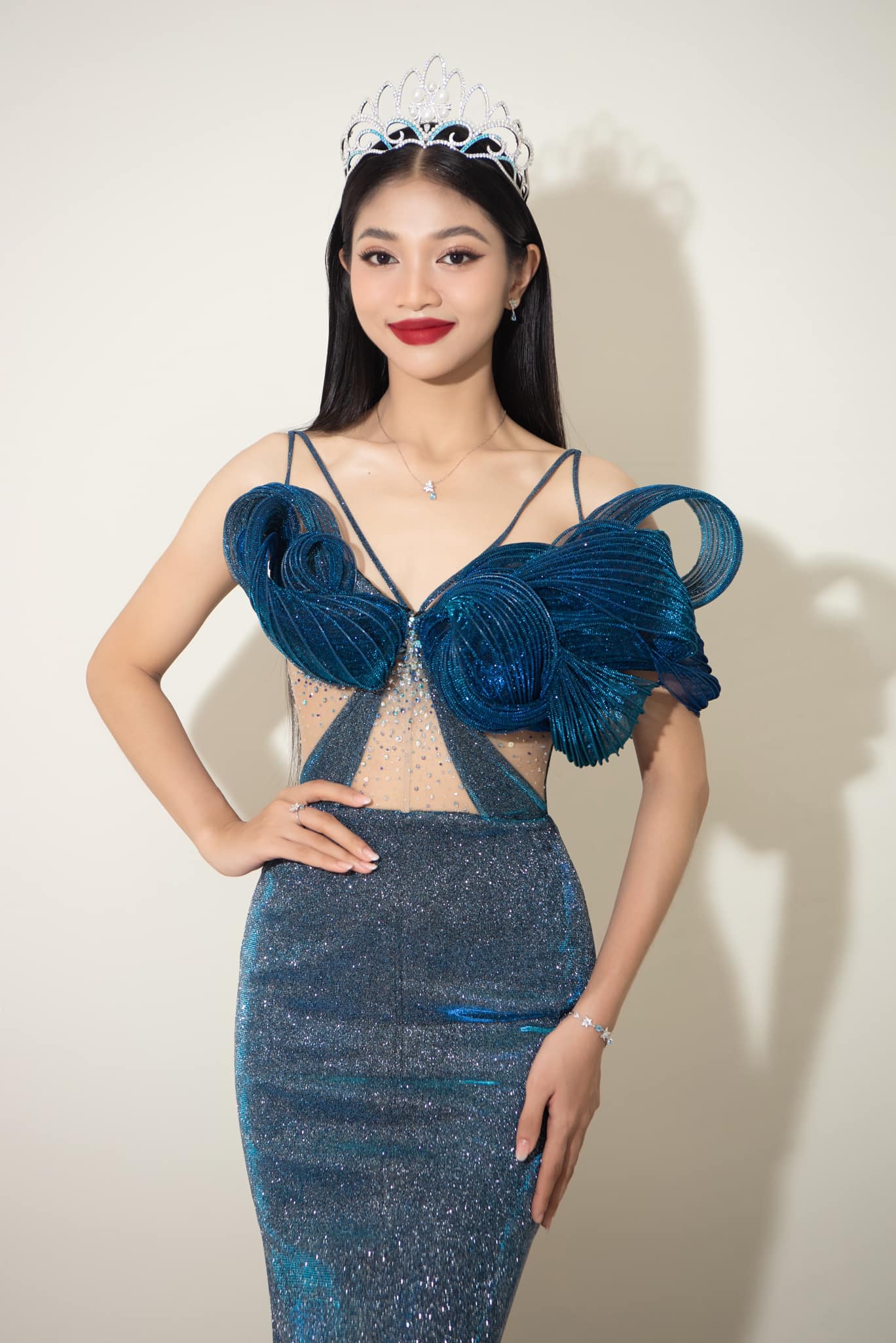 Trong top 3 Miss World Việt Nam 2023, Á hậu Minh Kiên là người bị vấp phải nhiều lời chê bai nhan sắc nhất. Tuy nhiên, sau đăng quang cô cũng đã có màn “lột xác” đáng kể khi hình ảnh được đầu tư chỉn chu từ trang phục tới trang điểm. Ảnh: Sen Vàng. 