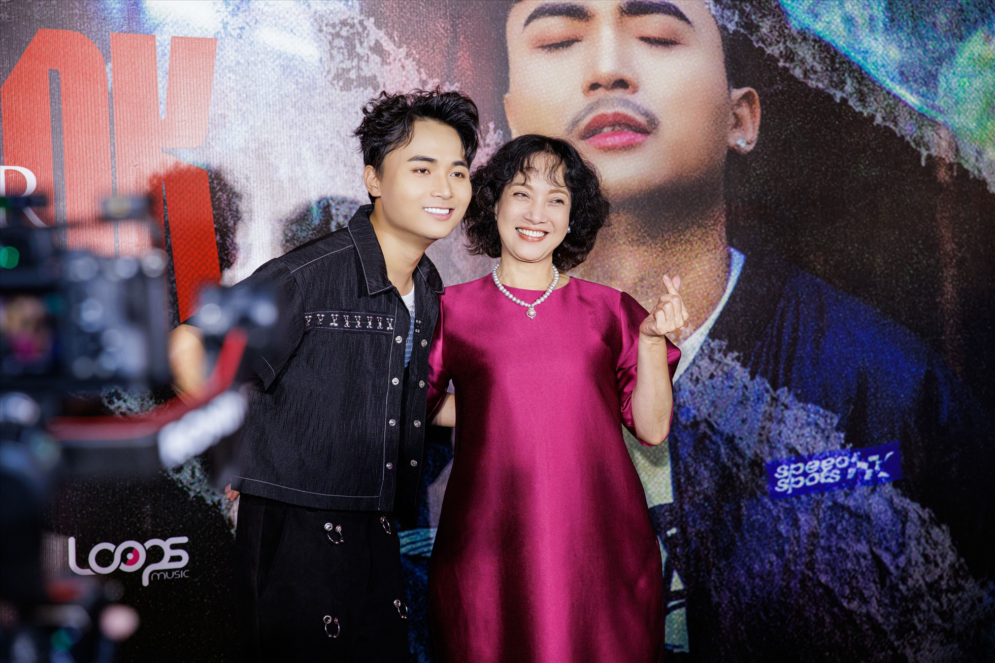 NSND Lê Khanh đến chúc mừng HuyR. Ảnh: NSCC.