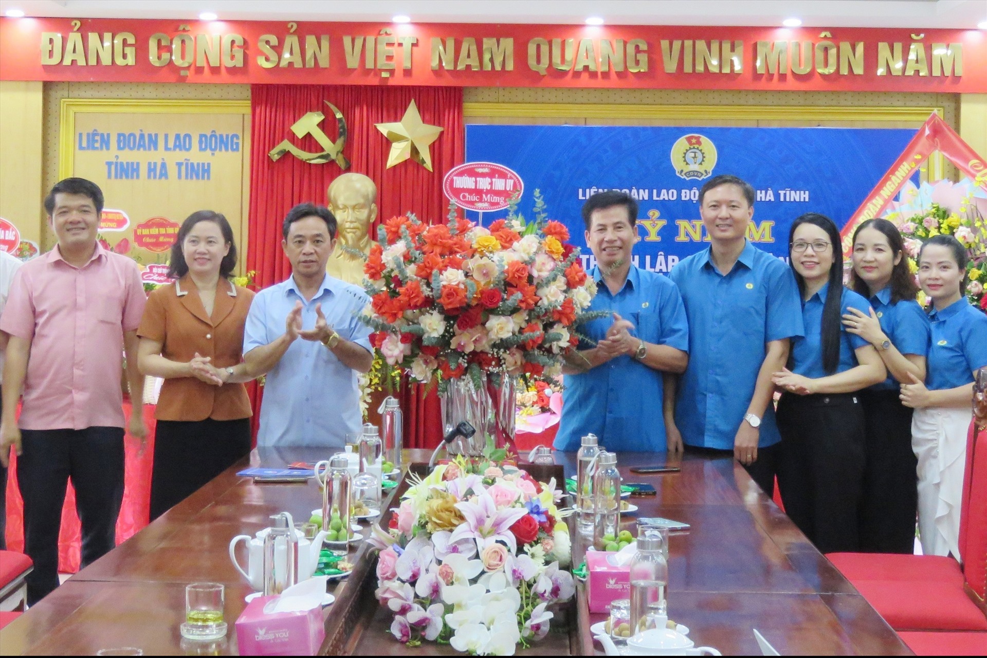 Lãnh đạo tỉnh Hà Tĩnh chúc mừng Công đoàn Hà Tĩnh nhân dịp 94 năm thành lập Công đoàn Việt Nam. Ảnh: Công đoàn.