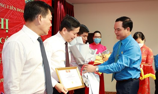 Chủ tịch Tổng LĐLĐVN Nguyễn Đình Khang trao Kỷ niệm chương Vì sự nghiệp xây dựng tổ chức Công đoàn. Ảnh: Hải Nguyễn