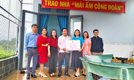Lãnh đạo Công đoàn viên chức tỉnh Đắk Nông trao nhà "Mái ấm Công đoàn" cho anh Phạm Xuân Sáng. Ảnh: Phong Điền