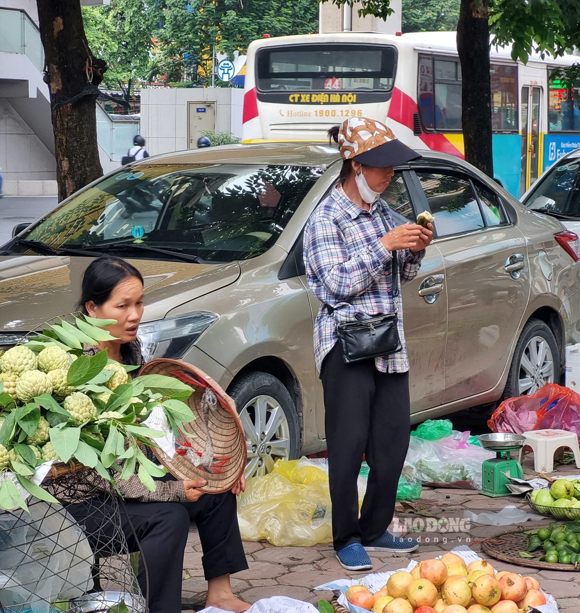 Bán hoa quả tại chợ Nhân Chính (Thanh Xuân - Hà Nội), chị Đỗ Thị Là tranh thủ không có khách ăn vội chiếc bánh chưng.