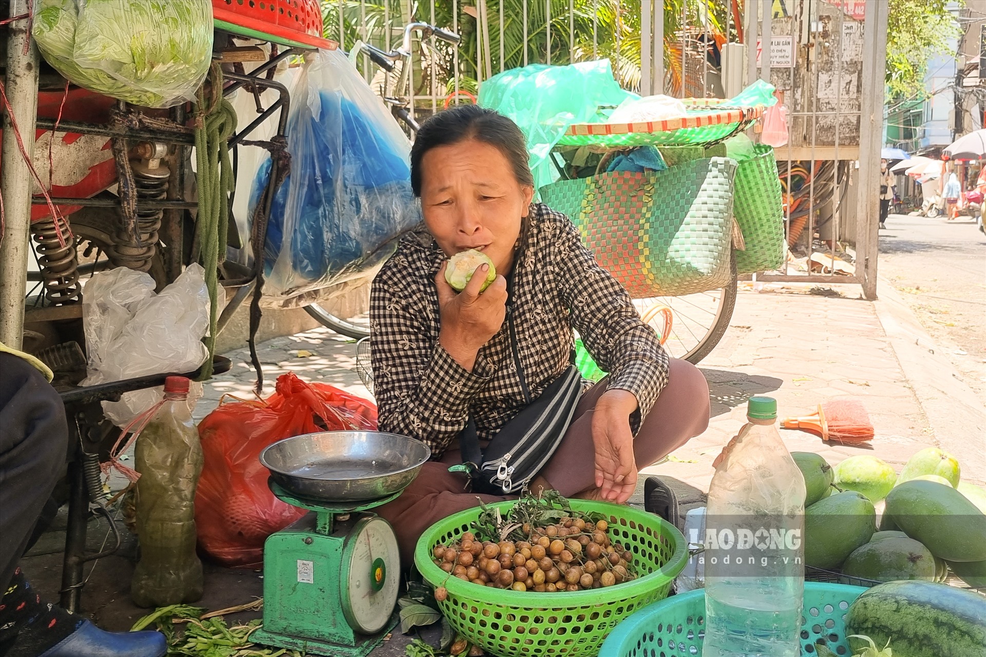50 tuổi, chịu ảnh hưởng từ căn bệnh viêm màng não, bà Nguyễn Thị Hiền (Thanh Oai, Hà Nội) vẫn ngày ngày dậy từ 3 giờ sáng, đạp xe đến chợ Nhân Chính bán hoa quả kiếm sống qua ngày.