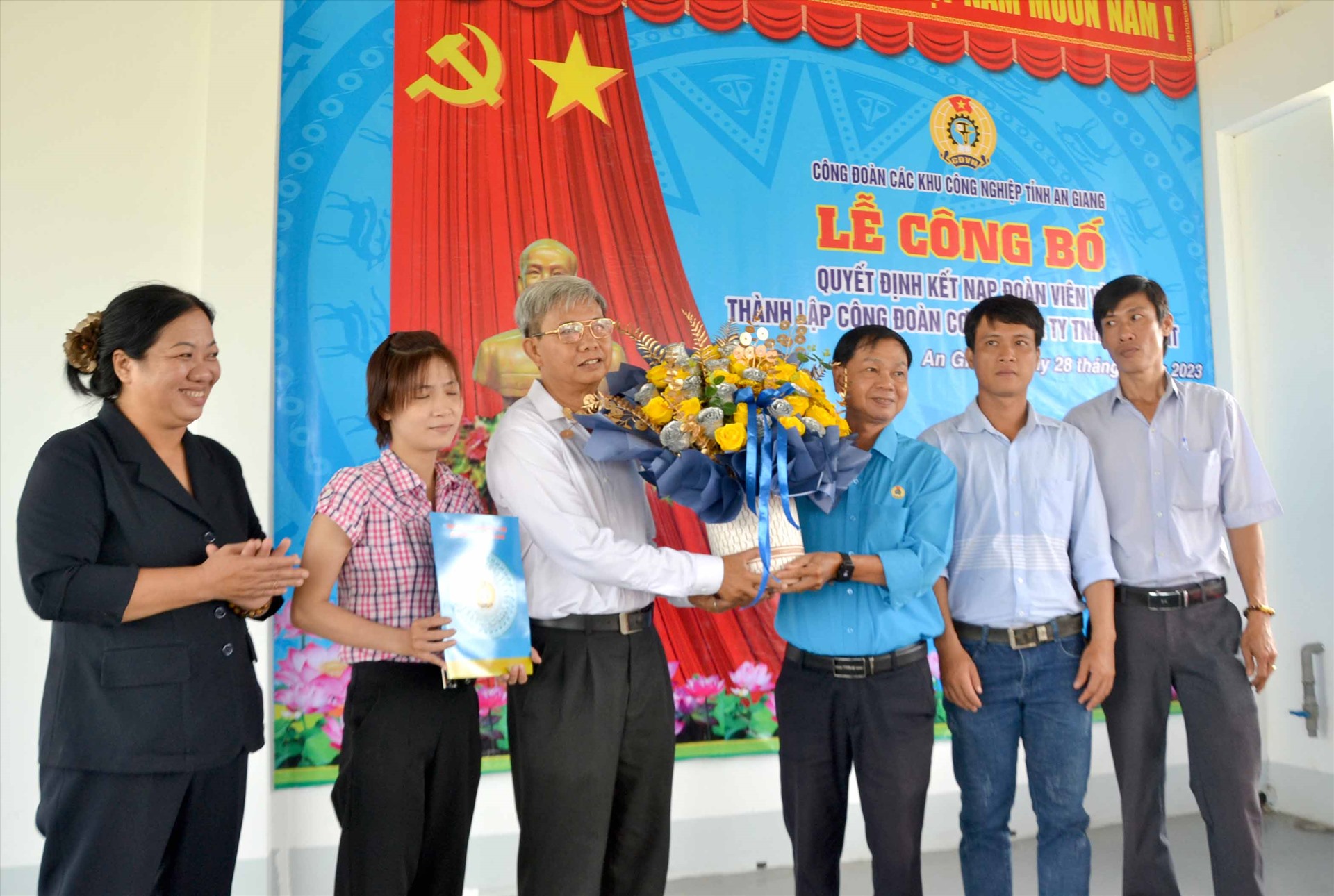 Trao quyết định thành lập và tặng hoa cho Ban chấp hành lâm thời CĐCS Công ty TNHH Foodant. Ảnh: Lâm Điền