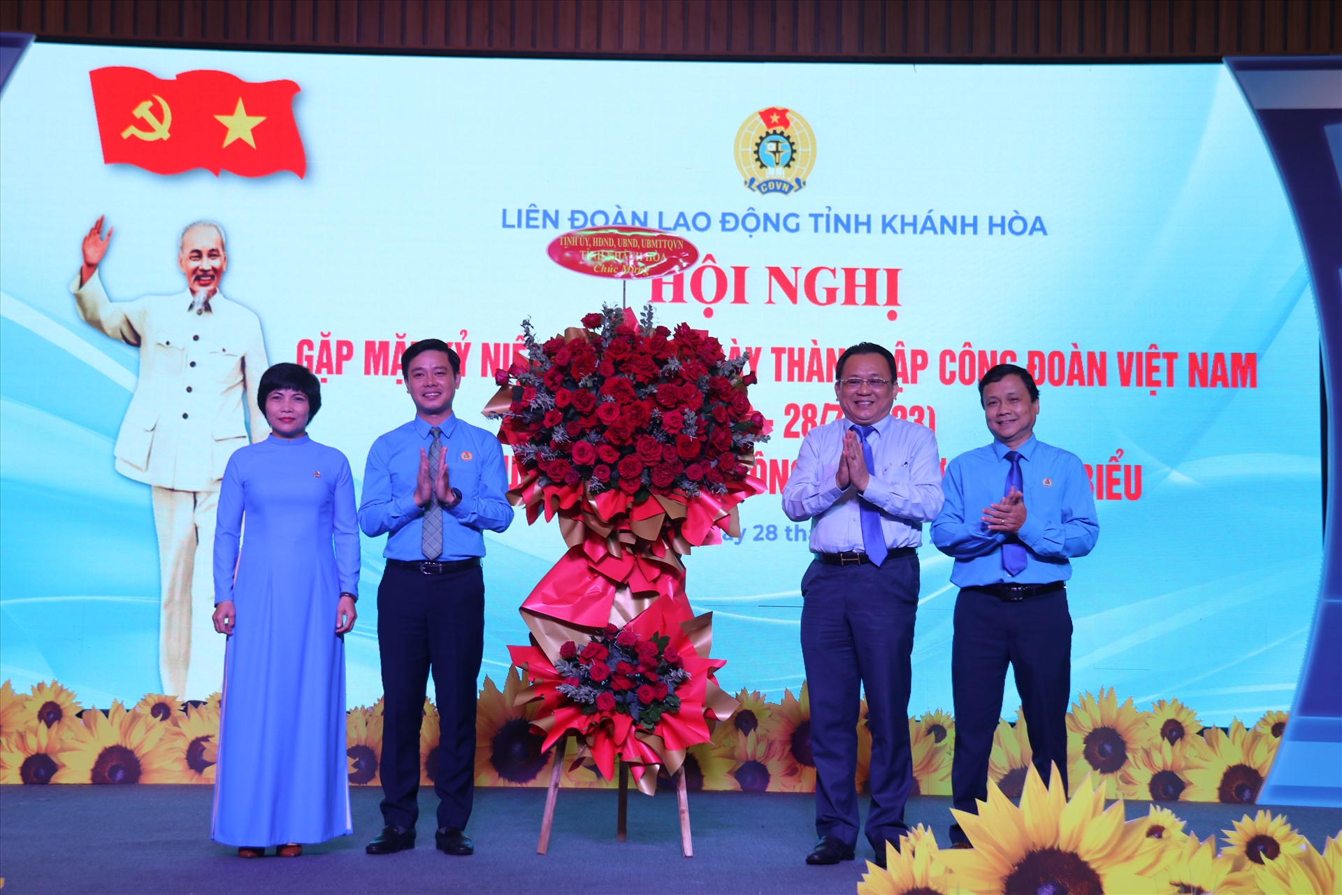 Phó Chủ tịch UBND tỉnh Khánh Hòa ông Lê Hữu Hoàng tặng hoa chúc mừng ngày thành lập Công đoàn Việt Nam. Ảnh: Phương Linh