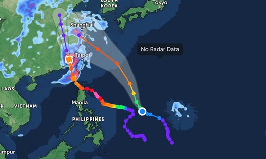 Cơn bão mới nhất Khanun (bên phải) có hướng di chuyển gần như song song với bão Doksuri. Ảnh: Zoom Earth