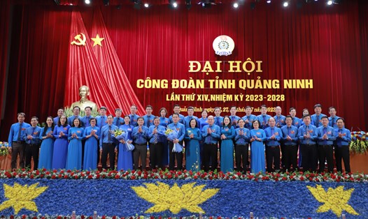 Ban Chấp hành LĐLĐ tỉnh Quảng Ninh khóa XIV ra mắt tại Đại hội. Ảnh: Minh Đức