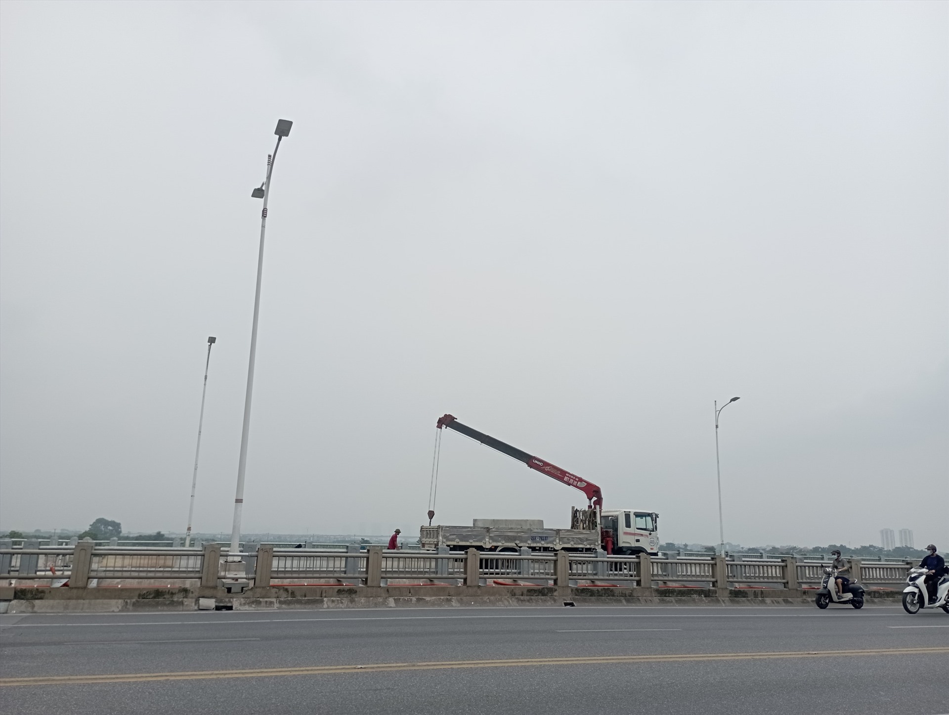 Công nhân đang khẩn trương hoàn thiện những công đoạn cuối cùng để cầu Vĩnh Tuy giai đoạn 2 kịp thông xe trước ngày 2.9.2023. Ảnh: Phương Anh