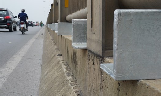 Phần nhô ra của thanh sắt trên cầu Vĩnh Tuy tiềm ẩn nhiều nguy hiểm cho người tham gia giao thông. Ảnh: Phương Anh