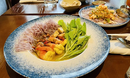 Sợi phở sắn từ làng nghề truyền thống có hình dạng giống như tấm lưới võng, có nhiều mắt lưới, được ép thành bản to, mỏng, hình vuông hoặc hình chữ nhật giống miếng bánh tráng. Ảnh: Như Quỳnh