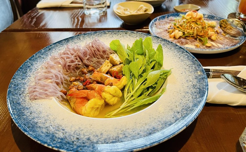 Sợi phở sắn từ làng nghề truyền thống có hình dạng giống như tấm lưới võng, có nhiều mắt lưới, được ép thành bản to, mỏng, hình vuông hoặc hình chữ nhật giống miếng bánh tráng. Ảnh: Như Quỳnh