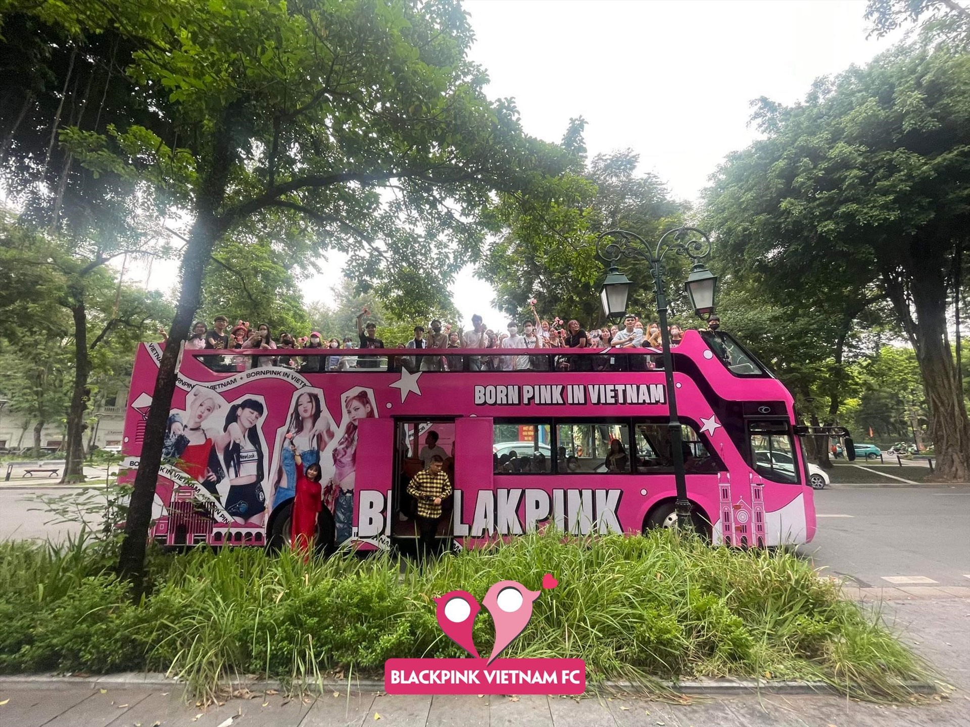 Xe buýt 2 tầng của fan Blackpink lăn bánh tại Hà Nội ngày 28.7. Ảnh: BlackPink Vietnam FC