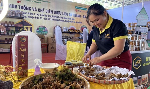 Một gian hàng bày bán sâm tươi nguyên củ tại hội chợ huyện Tu Mơ Rông. Ảnh: Thanh Tuấn